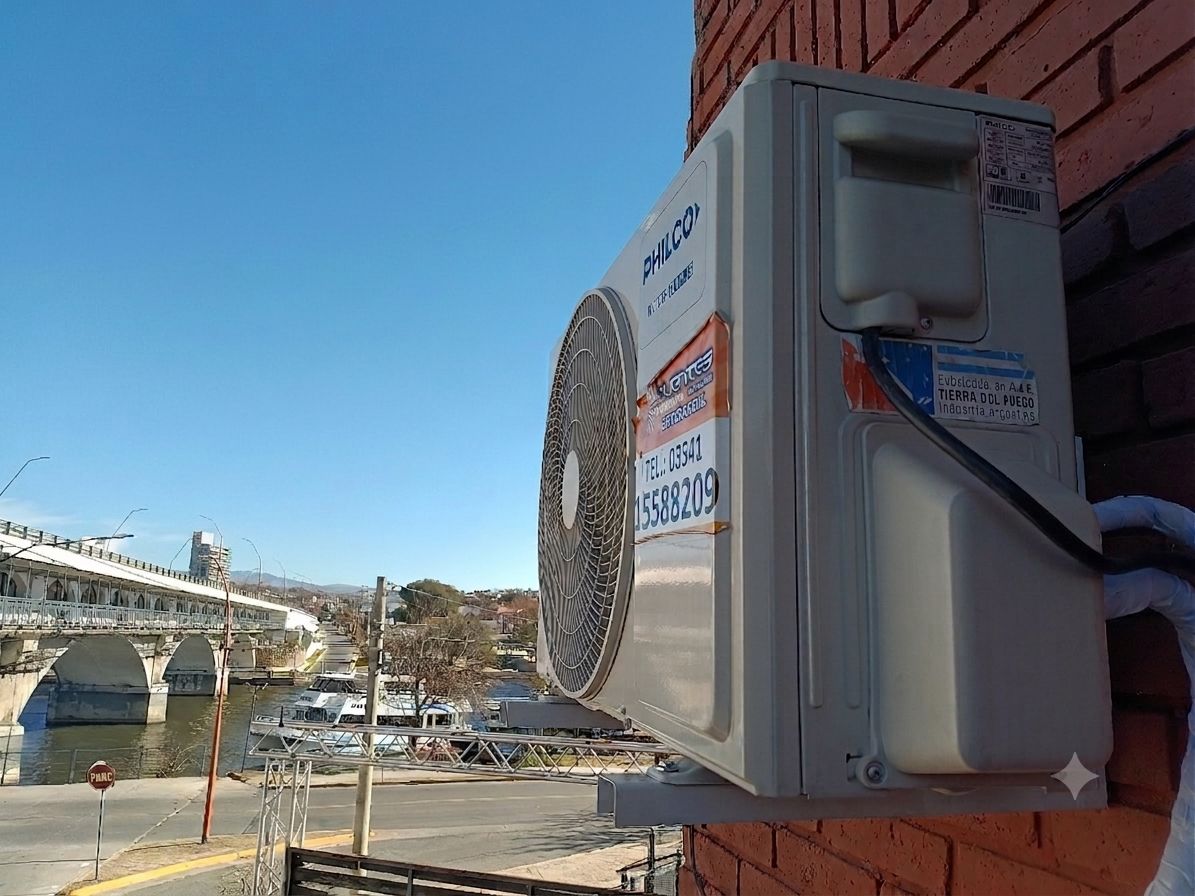 Instalación de equipo de aire acondicionado exterior realizada por EF Instalaciones